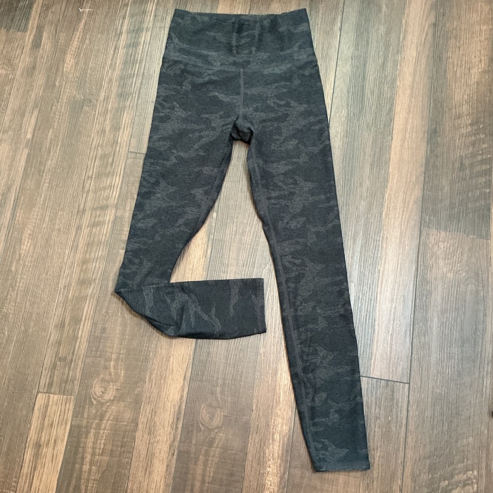 Vuori Clean Elevation Leggings Grey Camo High Rise Zip Pocket XS VW444 Legging